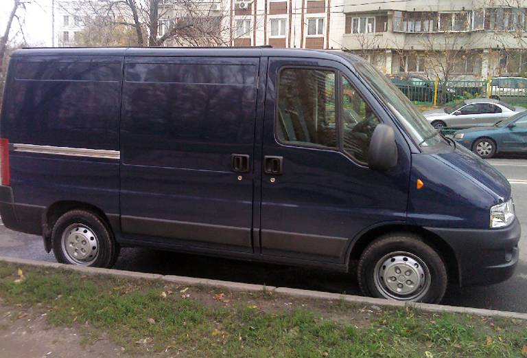 Заказать машину перевезти офисная мебель из Люберцы в Москва